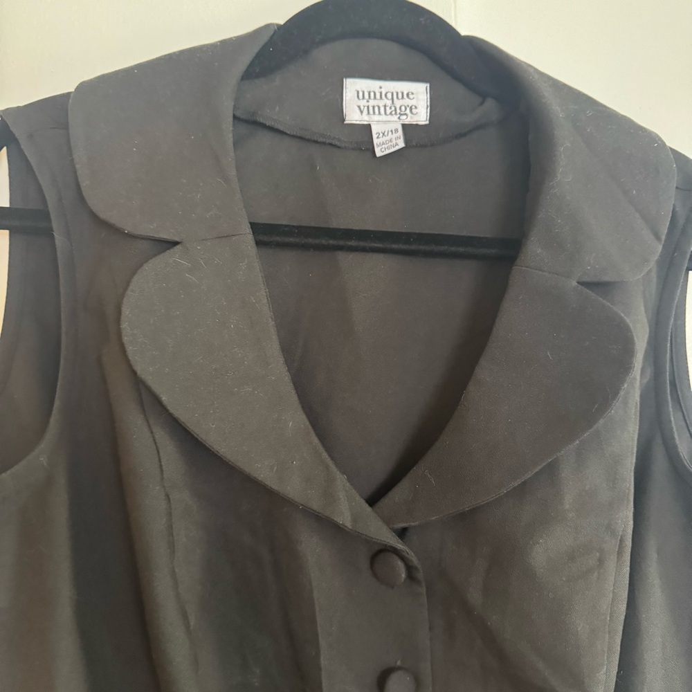 Unique Vintage Black Sleeveless Button Up Polly Blouse - Picture 2 of 4